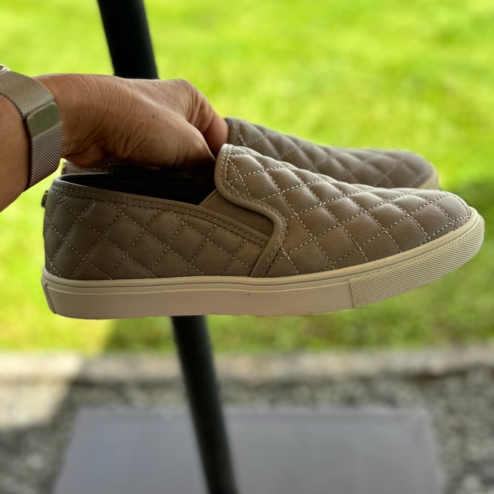 Steve Madden Shoes Womens 7.5 M Ecentrcq Quilted Comfort Sneakers Gray Slip On - Picture 3 of 9
